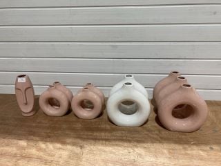 8 X ASSORTED PINK LESSER & PAVEY VASES TO INCLUDE 2 X WHITE LESSER & PAVEY VASES