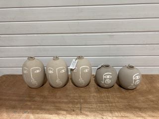 5 X ASSORTED SIZE WELINK MOTIF BEIGE VASES