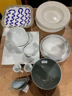 QTY OF ASSORTED KITCHENWARE ITEMS TO INCLUDE SET OF 3 MUSSEL SHELL DISHES AND COBALT PATTERN BOWL