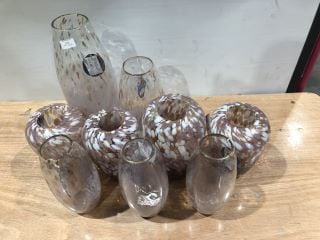 9 X ASSORTED LESSER AND PAVEY PINK STYLE VASES