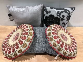 2 X RED FLOOR CUSHIONS TO INCLUDE 3 X ASSORTED BLACK/GRAY CUSHIONS