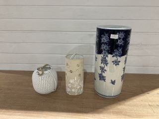 2 X ASSORTED LAMPS TO INCLUDE MINSTER BLUE/WHITE FLORAL VASE