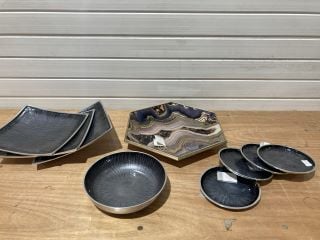 QTY OF ASSORTED DECEROTIVE KITCHENWARE ITEMS INCLUDE SET OF 4 BRUSHED BLACK ROUND PLATES AND GOLD RIPPLE STYLE FRUIT BOWL