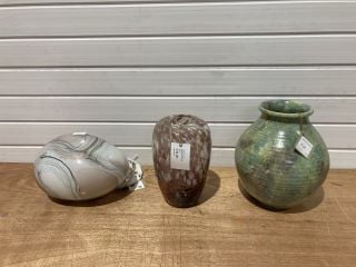 1 X WELINK PINK CALCATTA PEBBLE 20CM LAMP RRP: £131 1 X LESSER AND PAVEY CASCADE VASE RRP: £34 1 X GREEN MEDIUM VASE RRP: £57