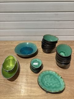 QTY OF ASSORTED TEAL AND GREEN LILIPAD STYLE DECEROTIVE CROCKERY