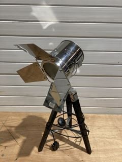 SPOTLIGHT STYLE LAMP WITH BARNDOOR LENSE