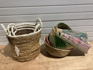 QTY OF ASSORTED WICKER BASKETS TO INCLUDE FLOWER VASE TAPESTRY