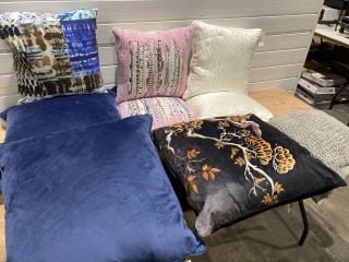 9 X ASSORTED CUSHIONS TO INCLUDE BATIK INDIGO CUSHION AND COTTON RAG PRINT CUSHION