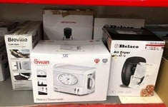 QUANTITY OF KITCHEN & APPLIANCES ITEMS TO INCLUDE SWAN VINTAGE TEASMADE - RAPID BOIL WITH CLOCK AND ALARM, FEATURING A CLOCK LIGHT WITH DIMMER, 600 ML, 780-850 W, CERAMIC TEAPOT INCLUDED, WHITE, STM2