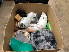 QUANTITY OF PET ITEMS TO INCLUDE GREY DOG BED: LOCATION - FLOOR(COLLECTION OR OPTIONAL DELIVERY AVAILABLE)