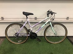 APOLLO OUTBACK GREEN/WHITE/PURPLE ADULT MOUNTAIN BIKE: LOCATION - FLOOR(COLLECTION OR OPTIONAL DELIVERY AVAILABLE)