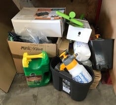 QUANTITY OF GARDEN ITEMS TO INCLUDE MIRACLE GRO EVERGREEN AUTUMN LAWN CARE: LOCATION - RACK(COLLECTION OR OPTIONAL DELIVERY AVAILABLE)