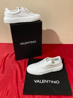 VALENTINO MEN'S STAN LEATHER CUPSOLE TRAINERS IN WHITE - UK 11 - RRP £249: LOCATION - LUXURY