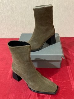 VAGABOND WOMEN'S HEDDA SUEDE HEELED BOOTS IN MUD - UK 6 - RRP £180: LOCATION - LUXURY