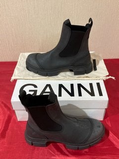 GANNI WOMEN'S RECYCLED RUBBER BOOTS IN BLACK - UK 7 - RRP £215: LOCATION - LUXURY