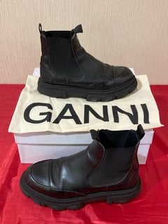 GANNI WOMEN'S LEATHER CHELSEA BOOTS IN BLACK - UK 8 - RRP £345: LOCATION - LUXURY