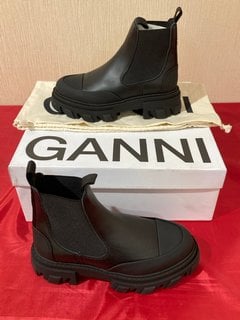 GANNI WOMEN'S LEATHER CHELSEA BOOTS IN BLACK - UK 3 - RRP £345: LOCATION - LUXURY