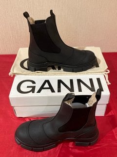 GANNI WOMEN'S RECYCLED RUBBER/FUR LINED CHELSEA BOOTS IN BLACK - UK 6 - RRP £215: LOCATION - LUXURY