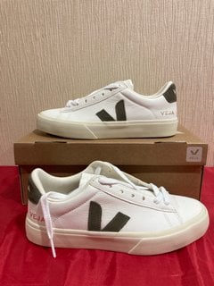 VEJA WOMEN'S CAMPO CHROME FREE LEATHER TRAINERS - EXTRA WHITE/KHAKI - UK 4 - RRP £125: LOCATION - LUXURY