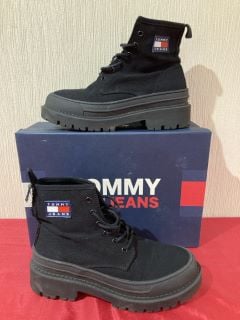 TOMMY JEANS WOMEN'S FOXING BOOTS IN BLACK - UK 6.5 - RRP £150: LOCATION - LUXURY