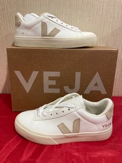 VEJA WOMEN'S CAMPO CHROME FREE LEATHER TRAINERS IN EXTRA WHITE/ALMOND - UK 3 - RRP £130: LOCATION - LUXURY