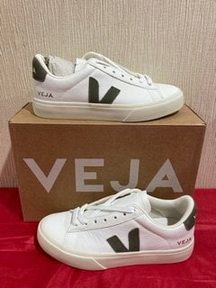 VEJA WOMEN'S CAMPO CHROME FREE LEATHER TRAINERS IN EXTRA WHITE/KHAKI - UK 4 - RRP £125: LOCATION - LUXURY