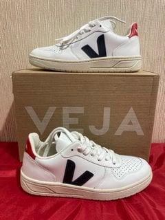 VEJA WOMEN'S V-10 LEATHER TRAINERS IN EXTRA WHITE/NAUTICA/PEKIN - UK 3 - RRP £115: LOCATION - LUXURY