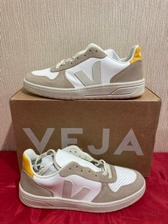 VEJA MEN'S V-10 CHROME FREE LEATHER TRAINERS IN EXTRA WHITE/SAHARA OURO - UK 8 - RRP £135: LOCATION - LUXURY