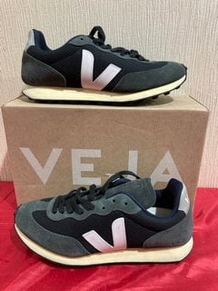 VEJA MEN'S RIO BRANCO MESH RUNNING STYLE TRAINERS IN BLACK/WHITE/OXFORD GREY - UK 9 - RRP £125: LOCATION - LUXURY