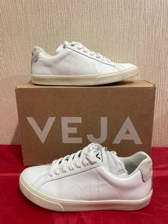 VEJA WOMEN'S ESPLAR LEATHER TRAINERS IN EXTRA WHITE - UK 4 - RRP £120: LOCATION - LUXURY