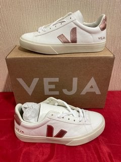 VEJA WOMEN'S CAMPO CHROME FREE LEATHER TRAINERS IN EXTRA WHITE/NACRE - UK 5/EU 38 - RRP £140: LOCATION - LUXURY