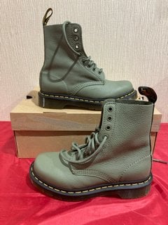 DR. MARTENS VIRGINIA PASCAL BOOTS IN KHAKI GREEN UK SIZE 3 - RRP £ 149: LOCATION - LUXURY