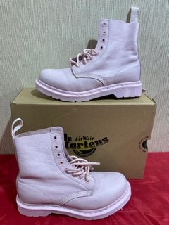 DR. MARTENS WOMEN'S 1460 PASCAL MONO VIRGINIA LEATHER 8-EYE BOOTS IN CHALK PINK - UK 6 - RRP £149: LOCATION - LUXURY