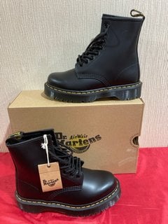 DR. MARTENS 1460 BEX SMOOTH LEATHER 8-EYE BOOTS IN BLACK - UK 5 - RRP £189: LOCATION - LUXURY