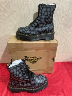 DR. MARTENS WOMEN'S JADON DISTORTED LEOPARD BACKHAND 8-EYE BOOTS IN BLACK/GREY - UK 5 - RRP £199: LOCATION - LUXURY