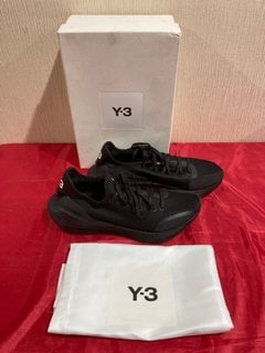 Y-3 MEN'S ULTRABOOSET TRAINERS IN BLACK/CORE WHITE - UK 8 - RRP £249: LOCATION - LUXURY