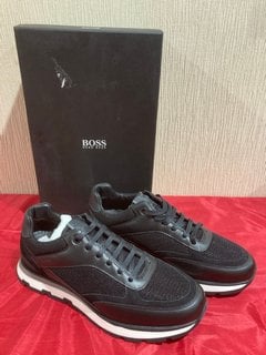 BOSS MEN'S ARIGON RUNNING STYLE TRAINERS IN BLACK - UK 8 - RRP £199: LOCATION - LUXURY