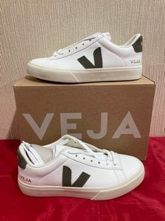 VEJA WOMEN'S CAMPO CHROME FREE LEATHER TRAINERS IN EXTRA WHITE/KHAKI - UK 6 - RRP £125: LOCATION - LUXURY