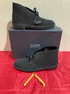 CLARKS ORIGINALS MEN'S SUEDE DESERT BOOTS IN BLACK - UK 7 - RRP £120: LOCATION - LUXURY