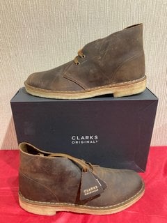 CLARKS ORIGINALS MEN'S LEATHER DESERT BOOTS IN BEESWAX - UK 8 - RRP £115: LOCATION - LUXURY