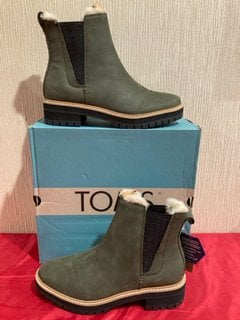 TOMS DAKOTA WATER RESISTANT SUEDE BOOTS IN TARMAC OLIVE UK 7- RRP £ 120: LOCATION - LUXURY