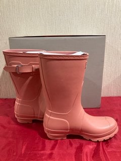 HUNTER WOMEN'S ORIGINAL SHORT WELLIES IN ROUGH PINK - UK 3 - RRP £115: LOCATION - LUXURY