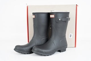 HUNTER WOMEN'S ORIGINAL SHORT WELLIES IN BLACK - UK 8 - RRP £110: LOCATION - LUXURY