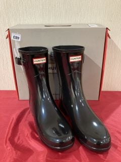 HUNTER WOMEN'S ORIGINAL REFINED SHORT GLOSS WELLIES IN BLACK - UK 8 - RRP £110: LOCATION - LUXURY