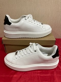 STEVE MADDEN WOMEN'S CATCHER CUPSOLE TRAINERS -IN WHITE/BLACK - RRP £100: LOCATION - LUXURY