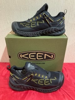 KEEN NXIS EVO BOOTS IN BLACK & KEEN YELLOW UK SIZE 8 - RRP £155: LOCATION - LUXURY