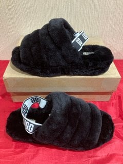 UGG WOMEN'S FLUFF YEAH SLIPPERS IN BLACK - UK 8 - RRP £100: LOCATION - LUXURY