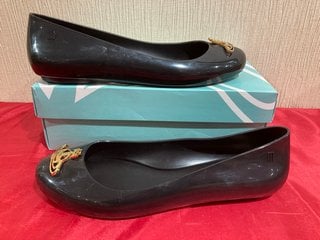 VIVIENNE WESTWOOD FOR MELISSA WOMEN'S SPACE LOVE 22 BALLET FLATS IN BLACK CUT OUT GOLD ORB - UK 7 - RRP £100: LOCATION - LUXURY