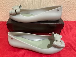 MELISSA WOMEN'S SWEET LOVE BALLET FLATS IN SAGE BOW - UK 7 - RRP £68: LOCATION - LUXURY