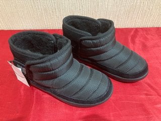 UGG KIDS' ZAYLEN COMFORT BOOTS IN BLACK - UK 10 KIDS - RRP £55: LOCATION - LUXURY